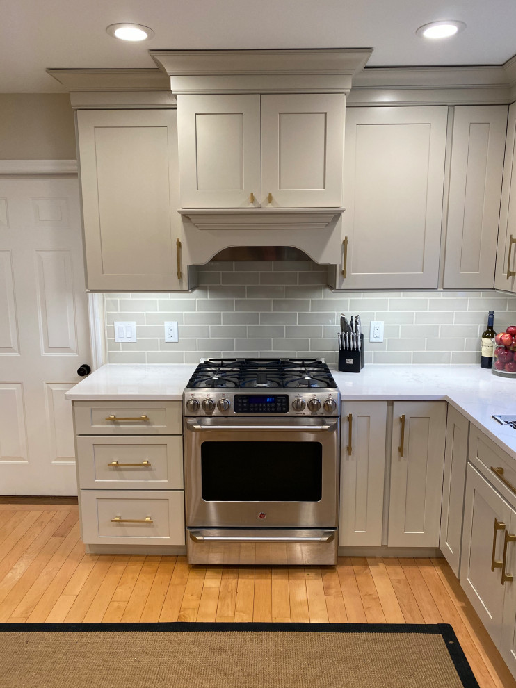Transitional kitchen photo in Cincinnati