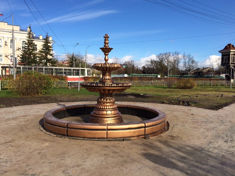 Большой парковый фонтан из бетона в Томске