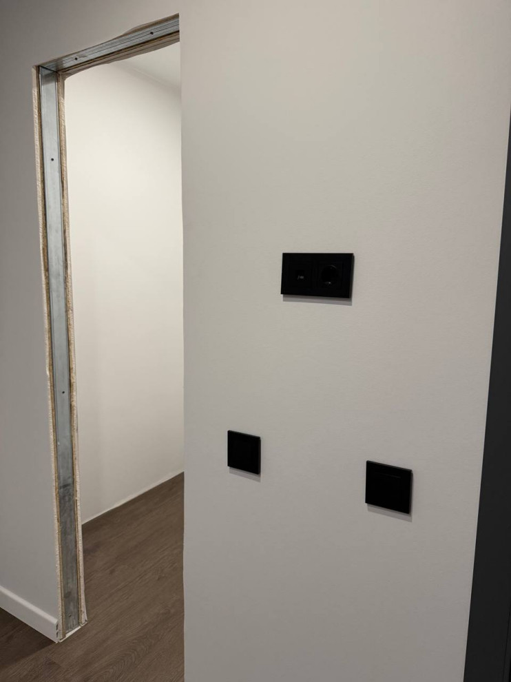 Метро Большевиков, Дом 1960 года постройки.