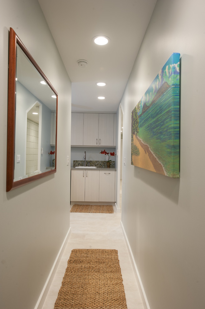 Hallway - tropical hallway idea in Hawaii