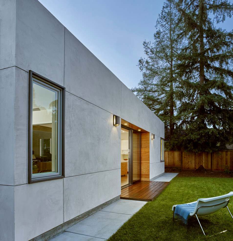 Photo of a contemporary one-storey stucco grey exterior in San Francisco with a flat roof.