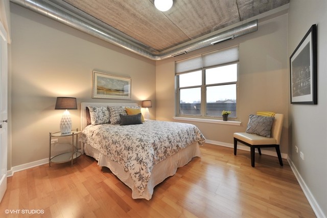 Sophisticated West Loop Loft modern-schlafzimmer