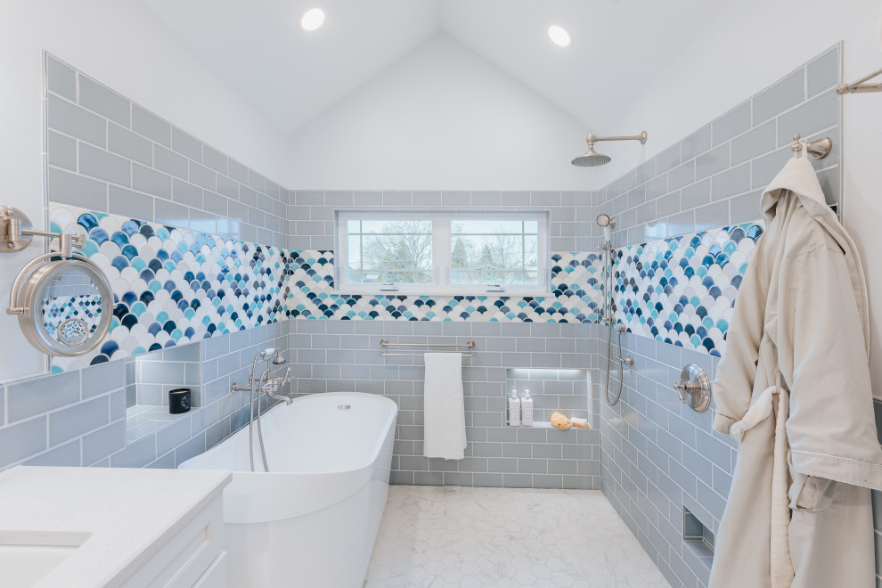 Inredning av ett stort beige beige en-suite badrum, med luckor med infälld panel, vita skåp, ett japanskt badkar, en kantlös dusch, blå kakel, tunnelbanekakel, vita väggar, mosaikgolv, bänkskiva i kvarts, vitt golv och med dusch som är öppen