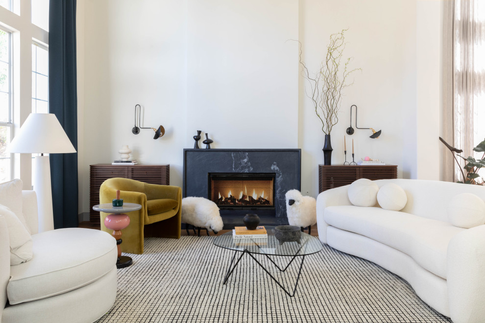 サンフランシスコにある高級な中くらいなコンテンポラリースタイルのおしゃれな独立型リビング (カーペット敷き、横長型暖炉、石材の暖炉まわり、白い床、三角天井) の写真