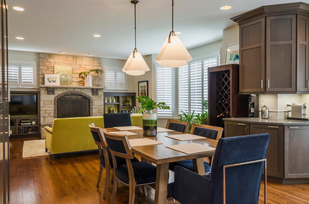 Example of a large transitional home design design in Chicago