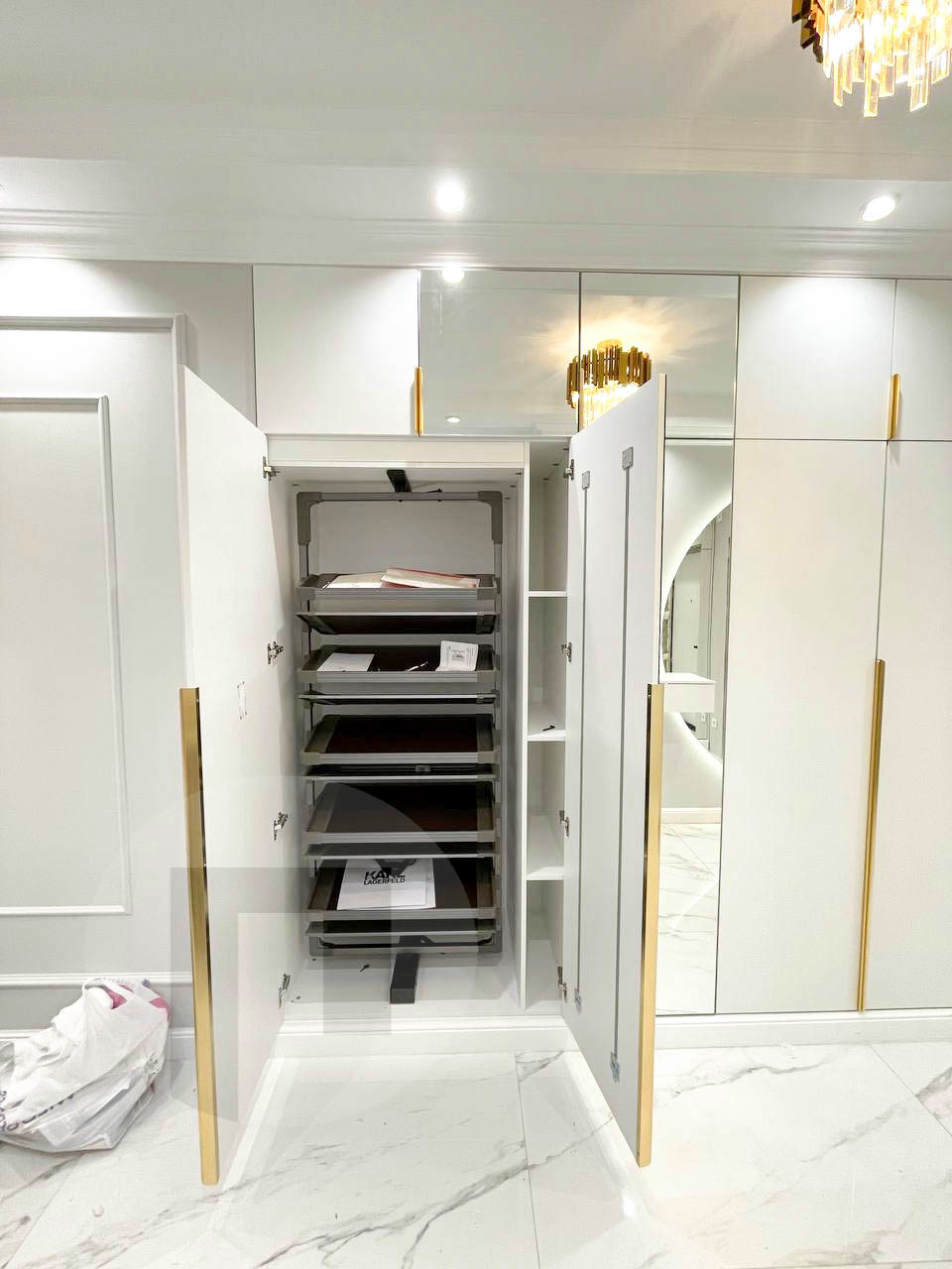 Зеркальный шкаф в прихожую