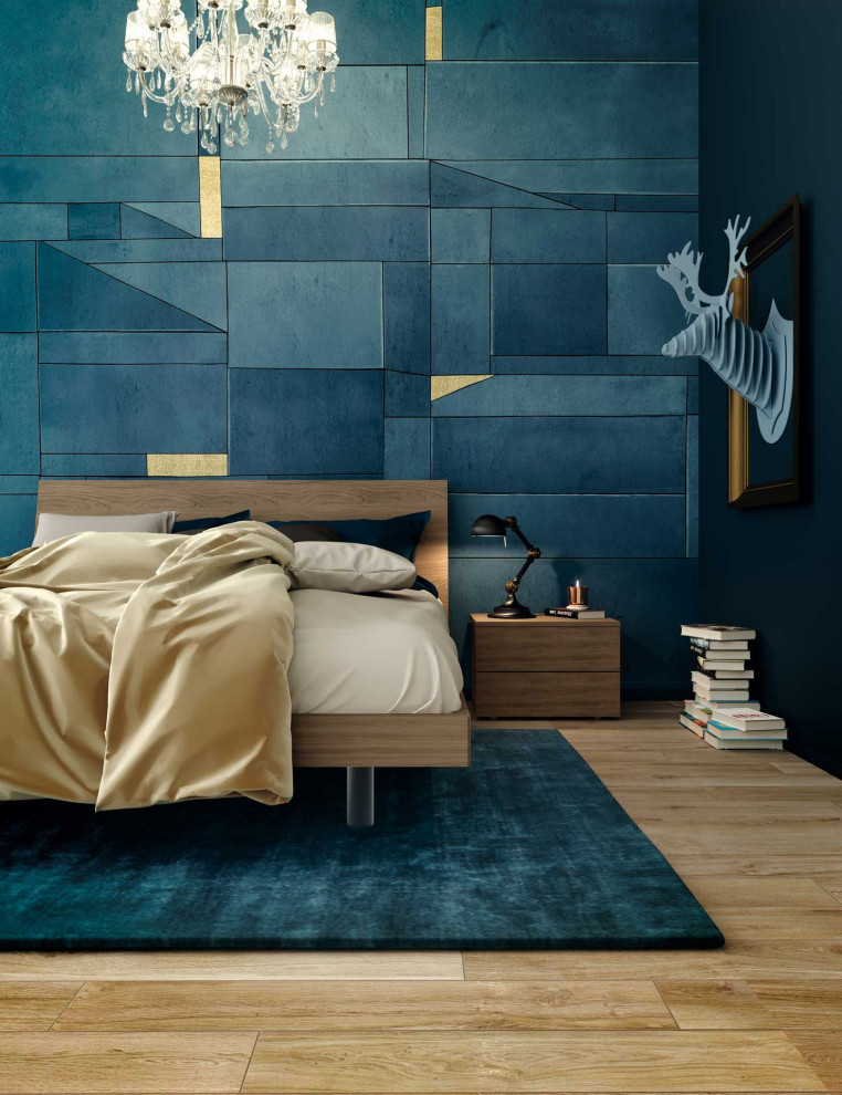 Immagine di una piccola camera matrimoniale moderna con pareti blu, pavimento in legno massello medio, pavimento beige, carta da parati e abbinamento di mobili antichi e moderni