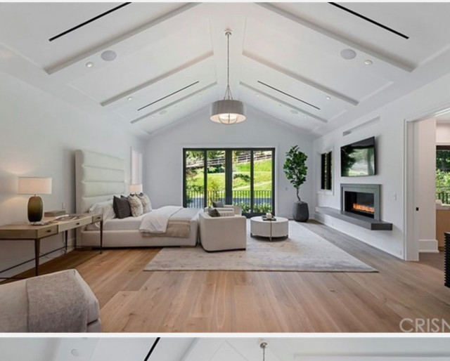 Ceiling features 