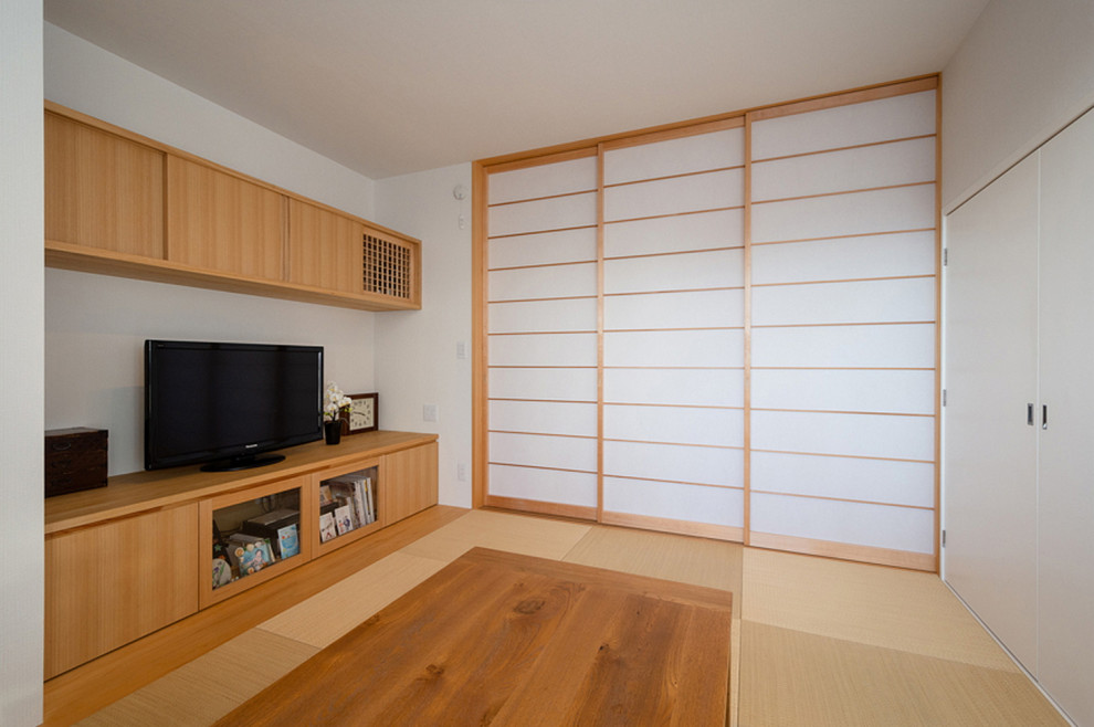 Immagine di un soggiorno minimalista di medie dimensioni e aperto con pareti bianche, nessun camino, soffitto in carta da parati, carta da parati, pavimento in tatami e TV autoportante