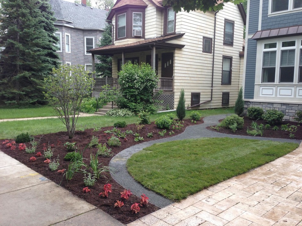 Photo of a mid-sized transitional drought-tolerant and partial sun front yard gravel landscaping in Chicago.