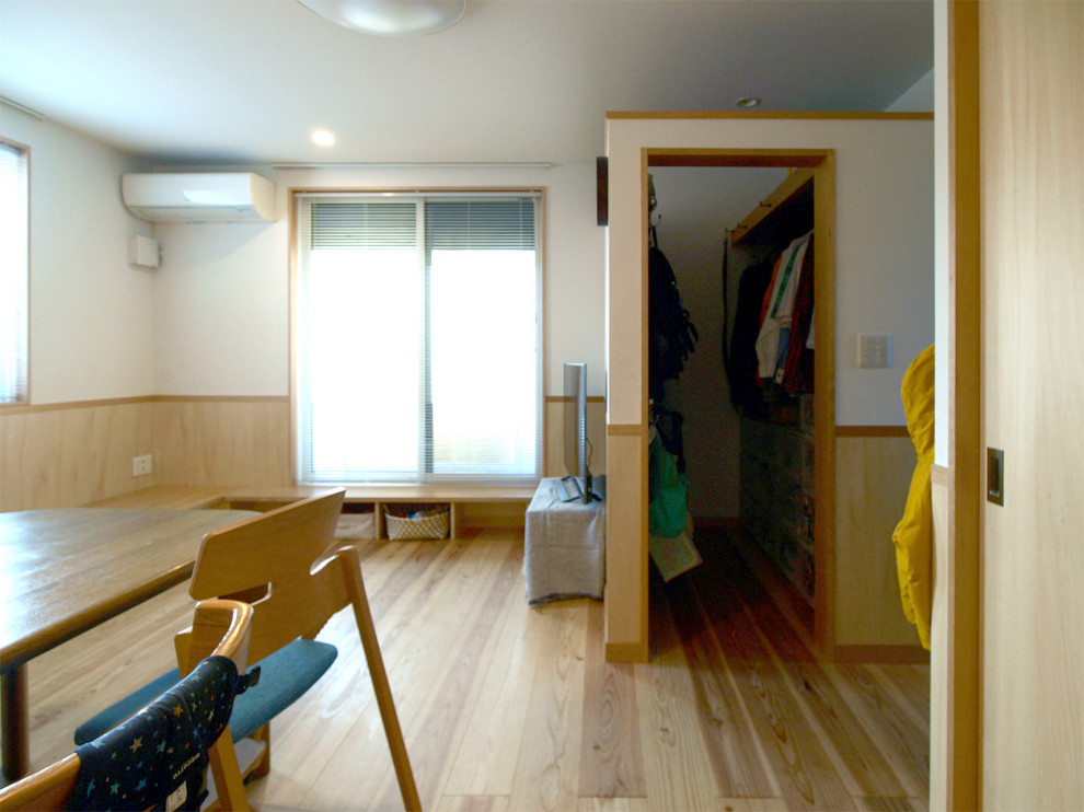 Свежая идея для дизайна: гардеробная в скандинавском стиле с светлым паркетным полом, бежевым полом и потолком с обоями - отличное фото интерьера