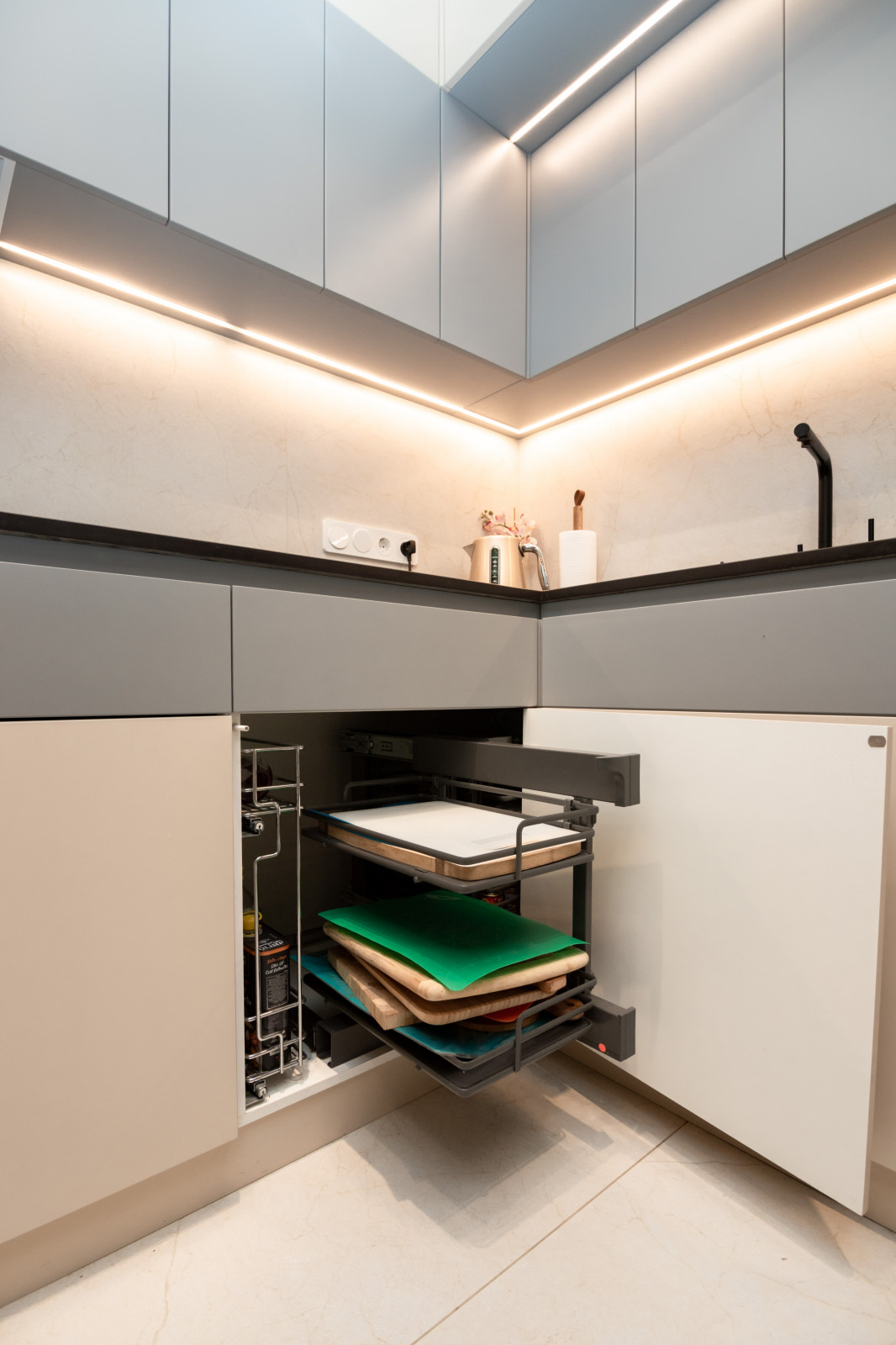 Современная кухня-гостиная с необычной барной стойкой и ТВ-зоной