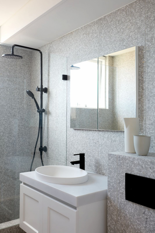 Exempel på ett litet modernt vit vitt badrum, med skåp i shakerstil, vita skåp, en dusch/badkar-kombination, en vägghängd toalettstol, grå kakel, porslinskakel, grå väggar, klinkergolv i porslin, bänkskiva i kvarts, grått golv och med dusch som är öppen