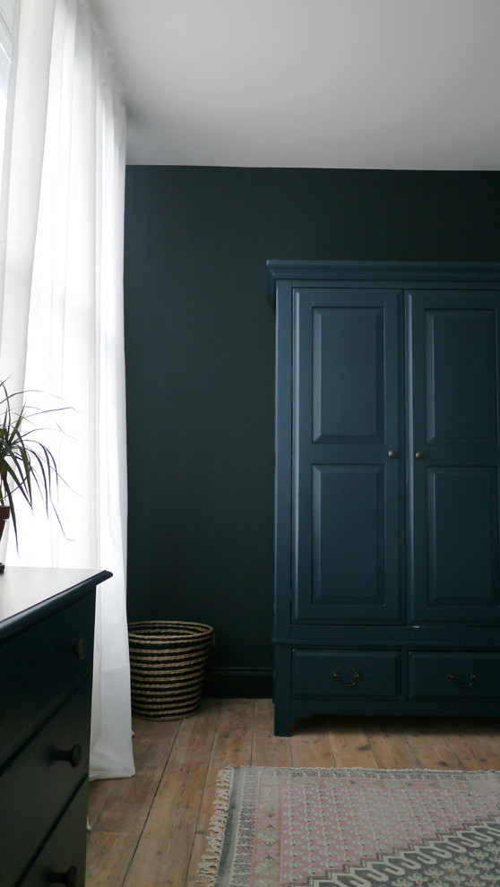 Photo of a midcentury bedroom in London.