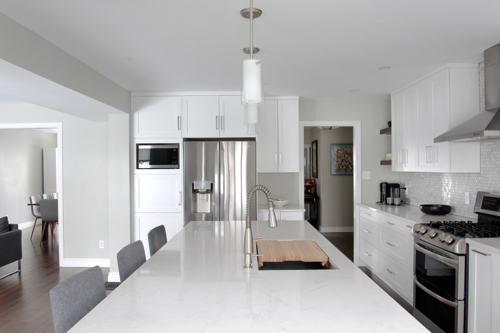 Inspiration for a transitional kitchen remodel in Ottawa