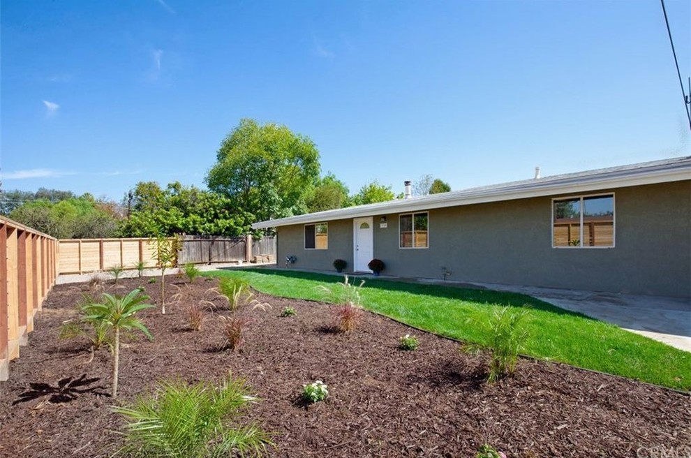 Design ideas for a transitional landscaping in Orange County.