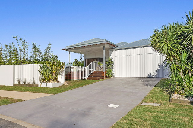 Mudjimba coastal-garage