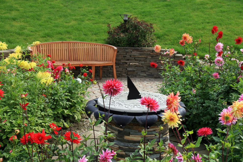 Площадки для тихого отдыха возле солнечных часов