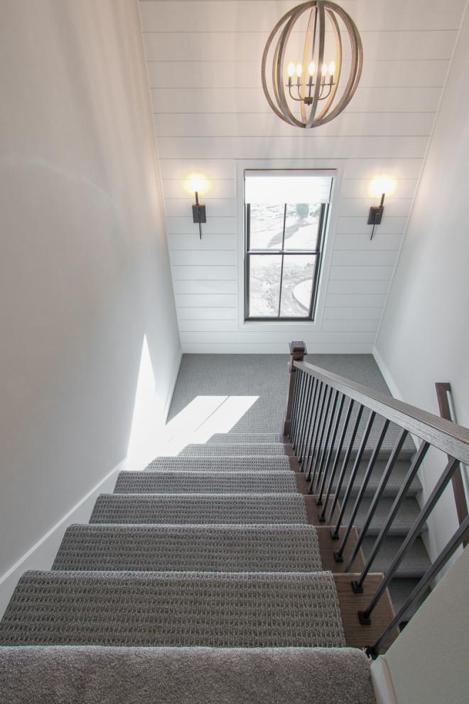 На фото: п-образная лестница в стиле неоклассика (современная классика) с ступенями с ковровым покрытием, ковровыми подступенками и перилами из смешанных материалов с