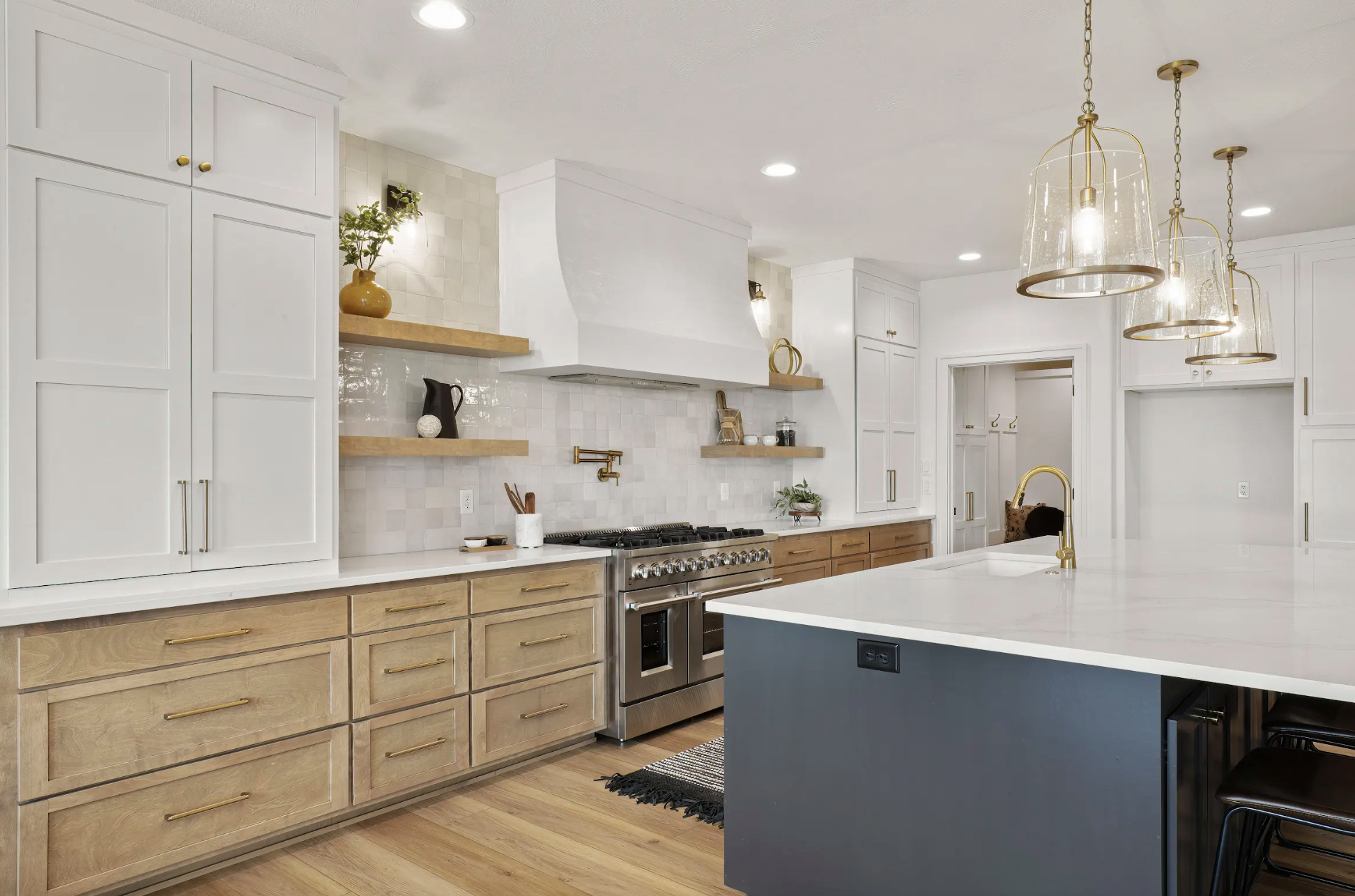 David Thoms 2-Story Elkhorn Staging