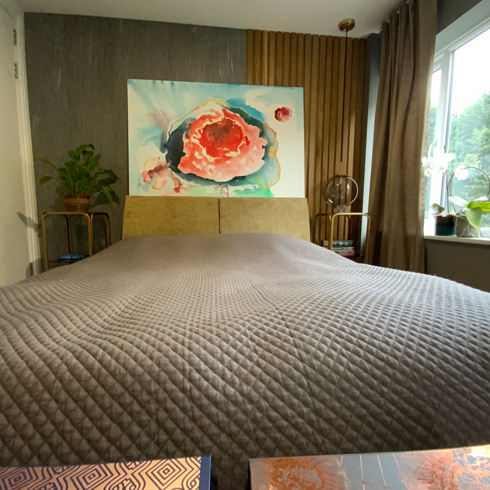 Immagine di una camera matrimoniale minimalista con pareti grigie e parquet chiaro