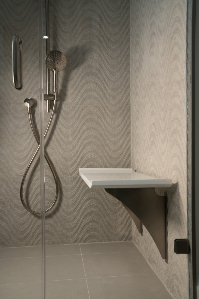 Exempel på ett mellanstort klassiskt grå grått en-suite badrum, med möbel-liknande, vita skåp, en kantlös dusch, en bidé, grå kakel, grå väggar, ett undermonterad handfat, bänkskiva i kvarts och dusch med gångjärnsdörr