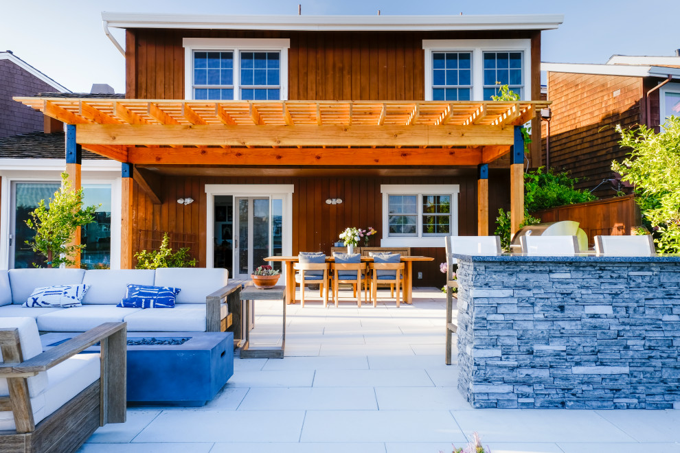 На фото: большая пергола во дворе частного дома на заднем дворе в современном стиле с летней кухней и мощением тротуарной плиткой
