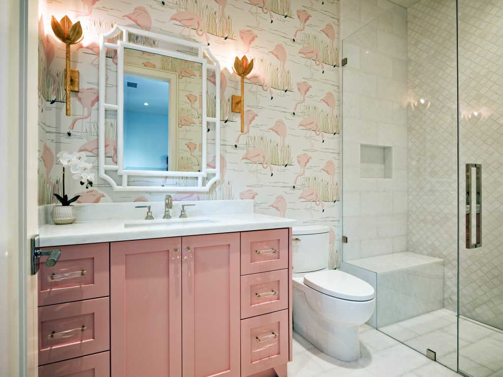 Свежая идея для дизайна: маленькая детская ванная комната в стиле неоклассика (современная классика) с фасадами в стиле шейкер, красными фасадами, душем без бортиков, унитазом-моноблоком, белой плиткой, плиткой мозаикой, белыми стенами, полом из керамогранита, врезной раковиной, столешницей из искусственного камня, белым полом, душем с распашными дверями, белой столешницей, сиденьем для душа, тумбой под одну раковину, встроенной тумбой и обоями на стенах для на участке и в саду - отличное фото интерьера