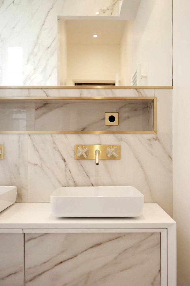 Idéer för att renovera ett mellanstort vintage beige beige en-suite badrum, med ett undermonterat badkar, en dusch i en alkov, beige kakel, marmorkakel, marmorgolv, ett fristående handfat, marmorbänkskiva och beiget golv