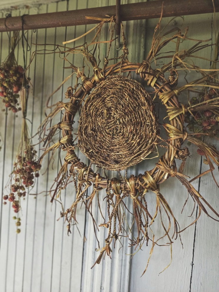 Декор из ивовой лозы и одуванчика