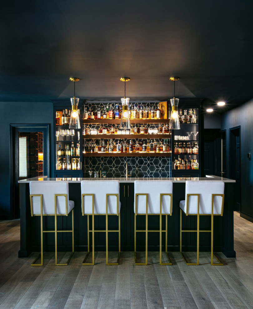 Idee per una grande taverna classica con angolo bar, pareti blu, pavimento in legno massello medio e pavimento marrone