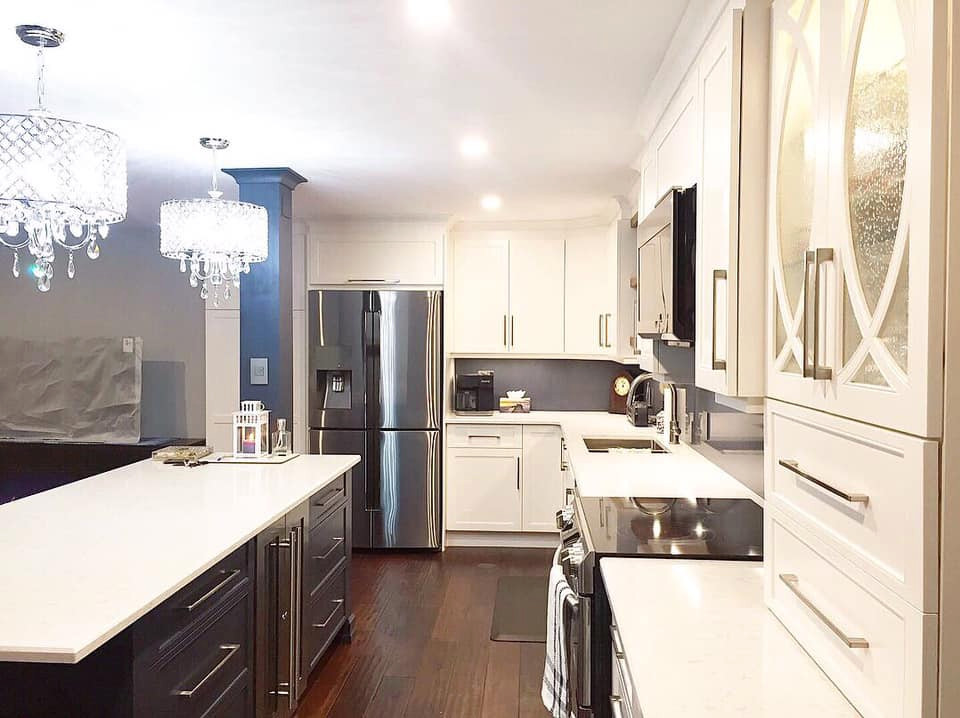 Kitchen - mid-sized transitional kitchen idea in Ottawa
