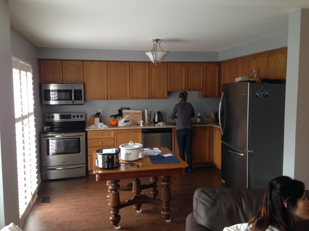 Example of a transitional kitchen design in Ottawa