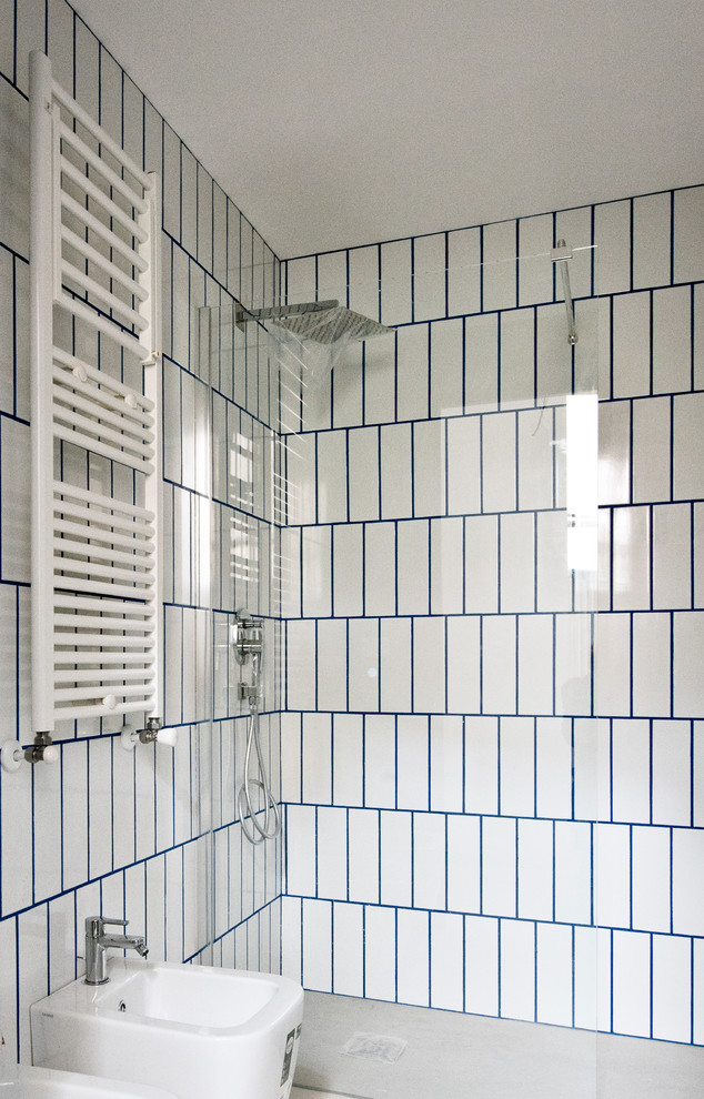 Ispirazione per una piccola stanza da bagno minimal con doccia a filo pavimento, piastrelle in ceramica, pareti bianche e porta doccia a battente