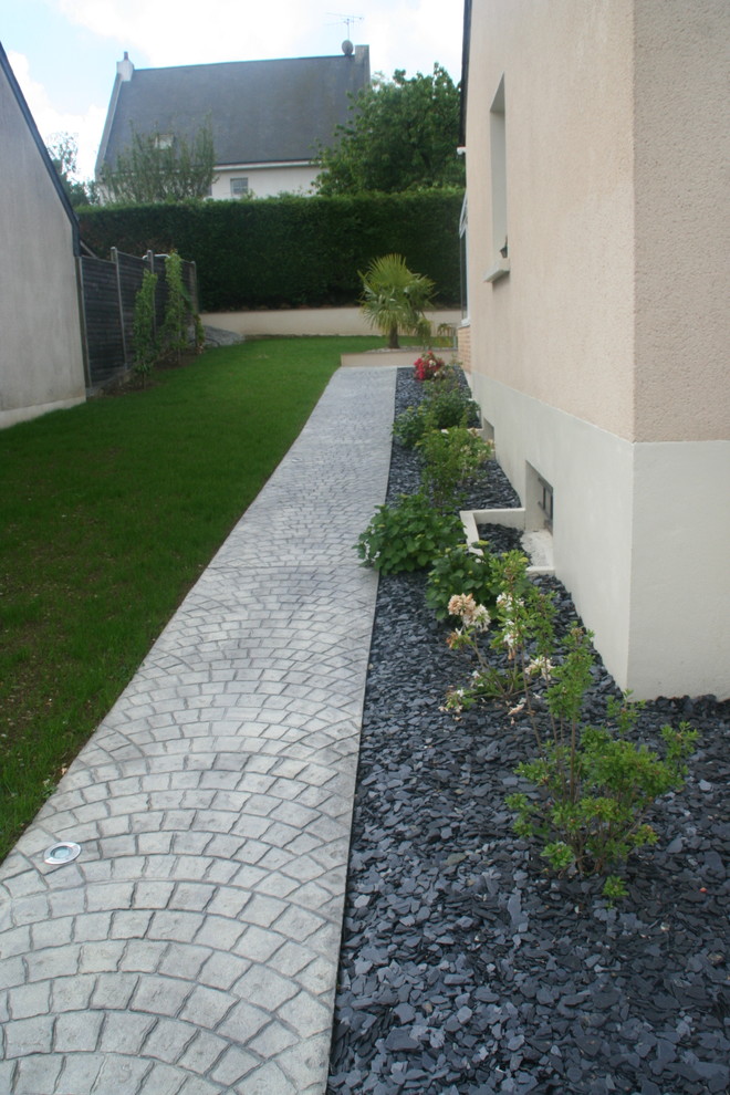 Photo of a contemporary garden in Angers.
