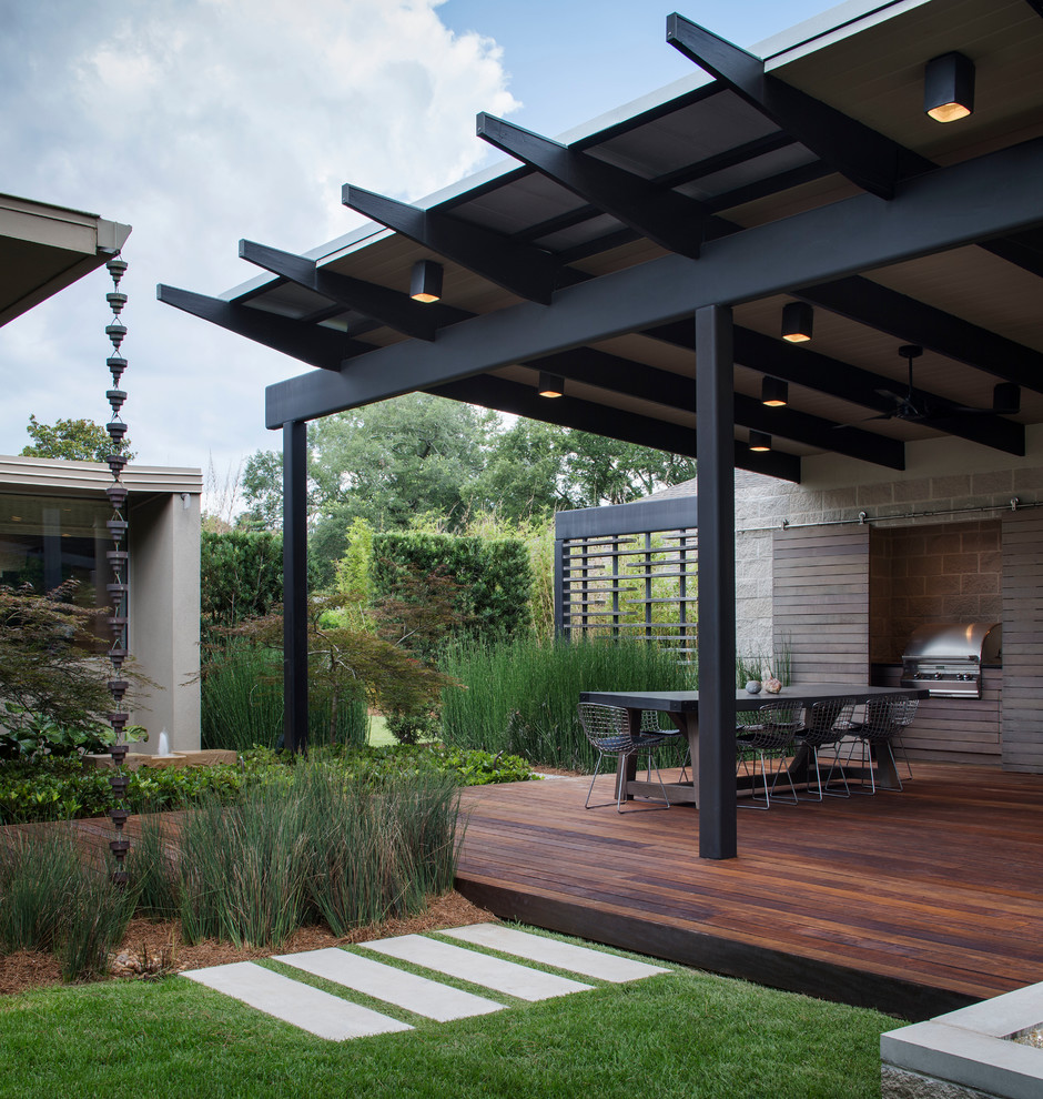 This is an example of a mid-century modern backyard landscaping in New Orleans.