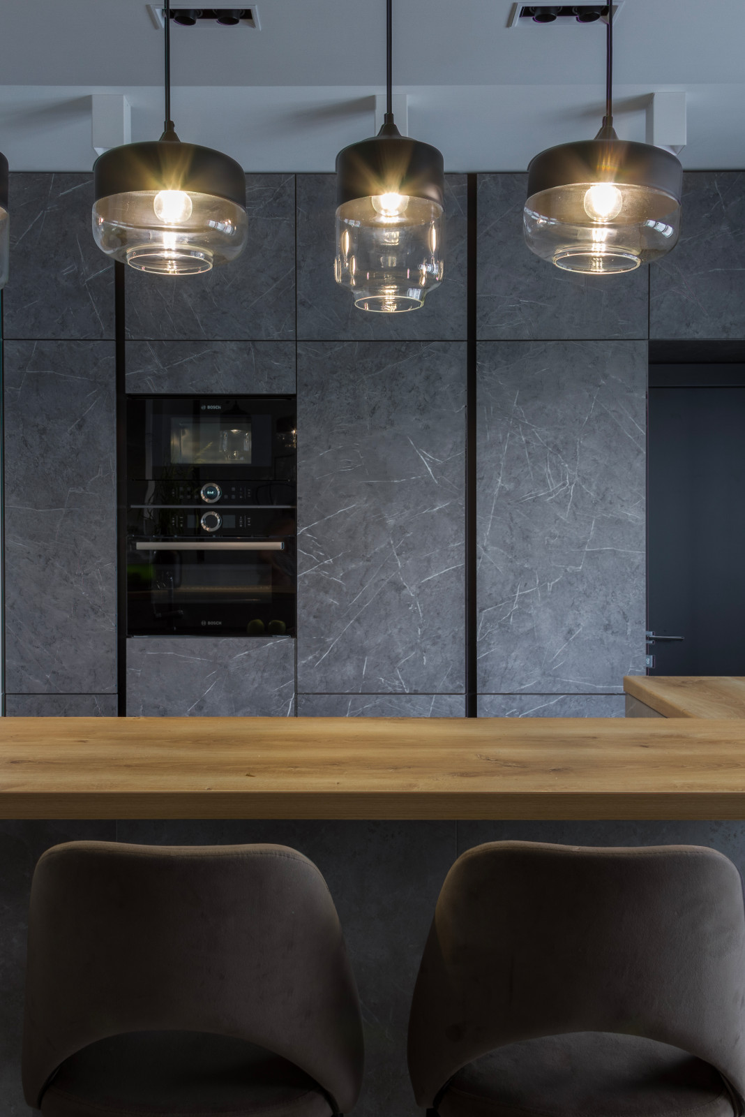 Кухня объединенная с гостиной, барная стойка