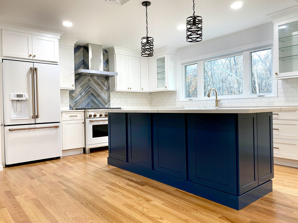 Offene, Große Moderne Küche in L-Form mit Schrankfronten im Shaker-Stil, Rückwand aus Metrofliesen, braunem Holzboden und Kücheninsel in Seattle