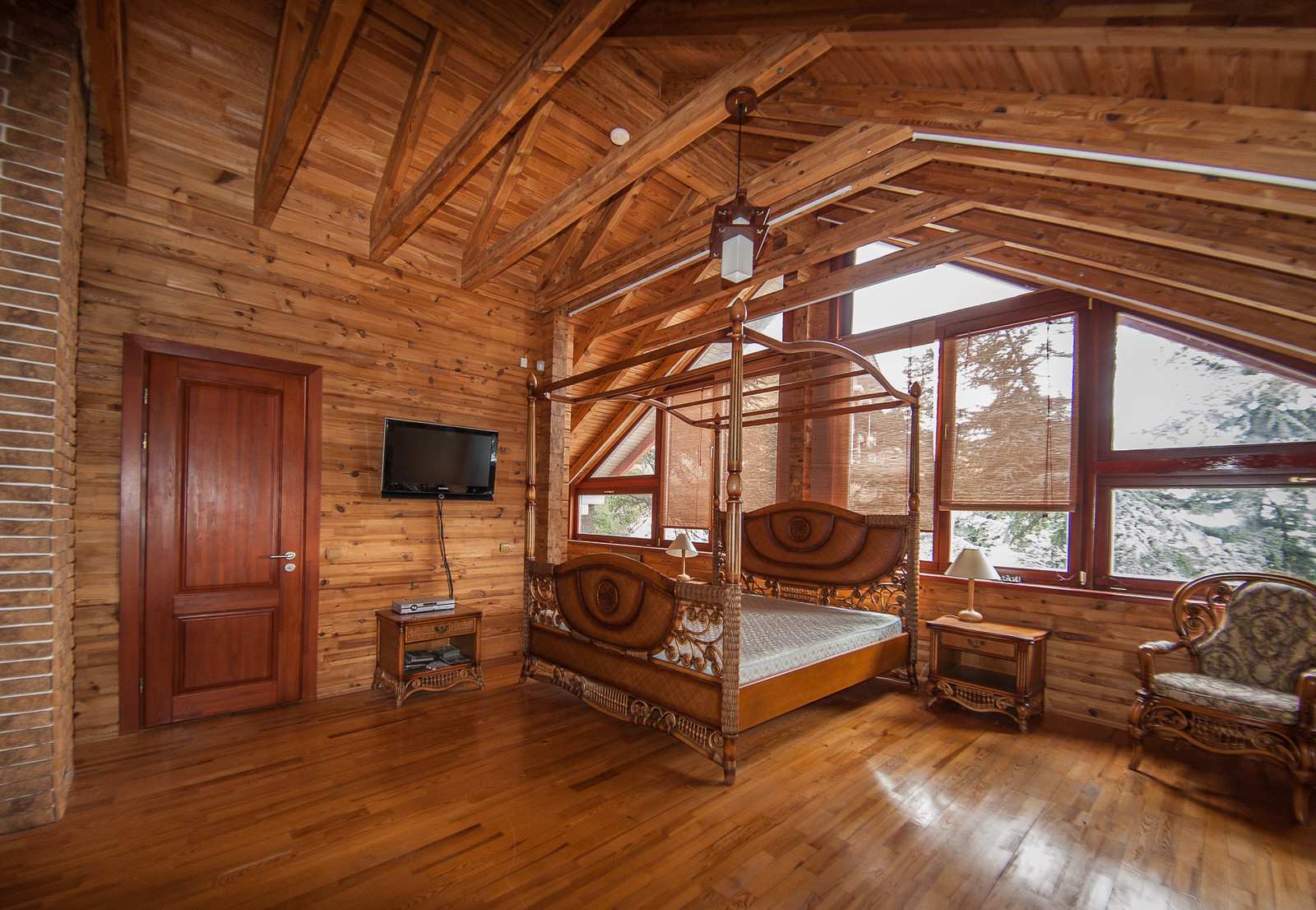 Ripario Hohel Woood House