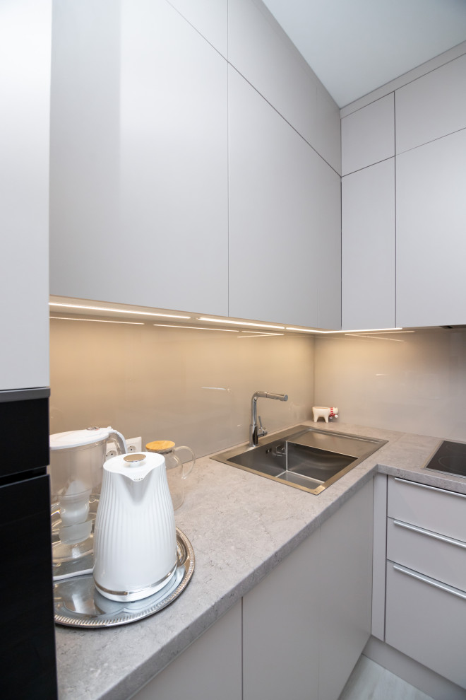 Современная угловая кухня в нежно-сером цвете