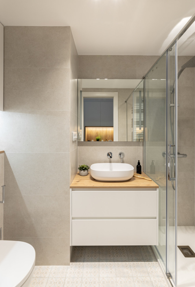 Diseño de cuarto de baño único, flotante y gris y blanco escandinavo de tamaño medio con armarios con paneles lisos, puertas de armario blancas, bañera empotrada, sanitario de una pieza, baldosas y/o azulejos grises, baldosas y/o azulejos de cerámica, paredes grises, suelo de baldosas de cerámica, lavabo de seno grande, encimera de cuarzo compacto, suelo gris, ducha abierta y encimeras blancas