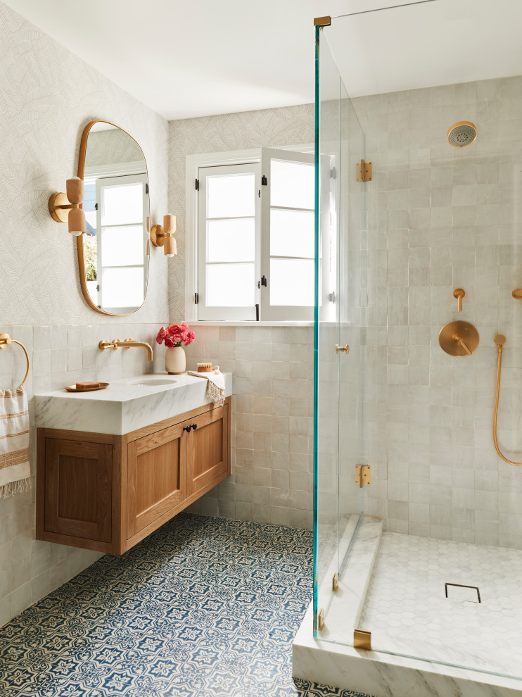 Exempel på ett klassiskt vit vitt badrum, med skåp i shakerstil, skåp i mellenmörkt trä, en hörndusch, beige kakel, beige väggar, ett undermonterad handfat, flerfärgat golv och dusch med gångjärnsdörr