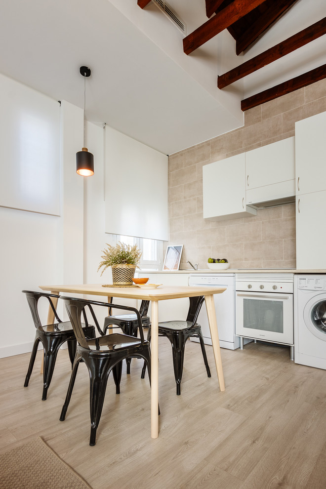Foto de comedor nórdico con paredes blancas y suelo de madera clara