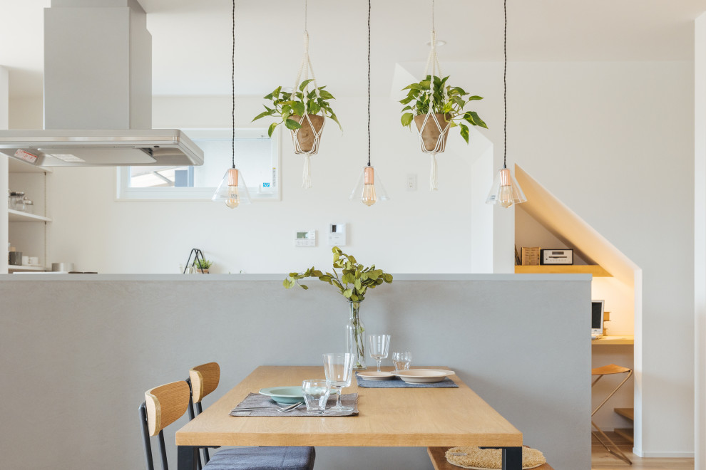 Стильный дизайн: маленькая столовая в стиле модернизм с с кухонным уголком, белыми стенами, светлым паркетным полом, бежевым полом, потолком с обоями и обоями на стенах для на участке и в саду - последний тренд