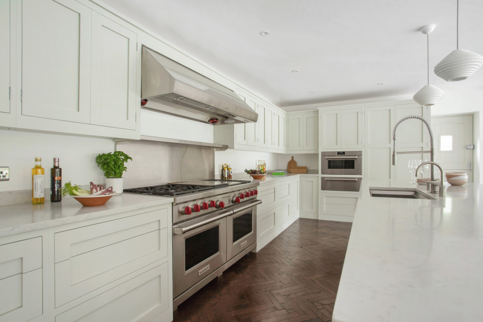 Inspiration för ett stort vintage vit vitt kök, med en undermonterad diskho, skåp i shakerstil, gröna skåp, bänkskiva i kvartsit, rostfria vitvaror, mellanmörkt trägolv, en köksö och brunt golv