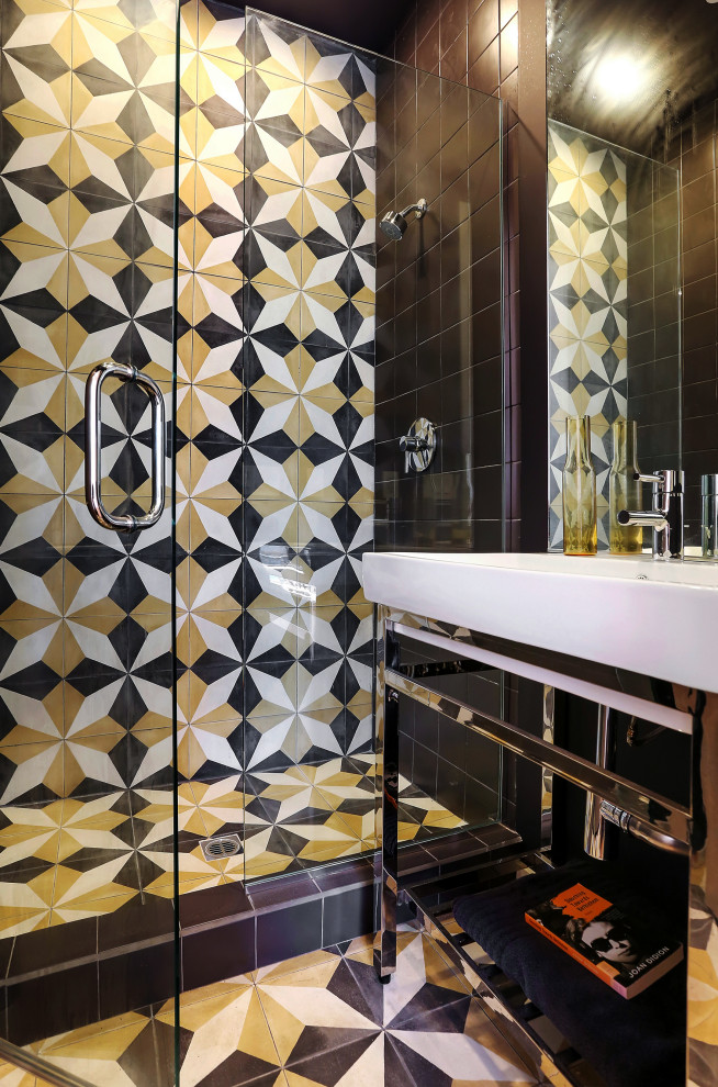 Diseño de cuarto de baño único y de pie contemporáneo pequeño con baldosas y/o azulejos multicolor, suelo con mosaicos de baldosas, aseo y ducha, lavabo con pedestal y suelo multicolor