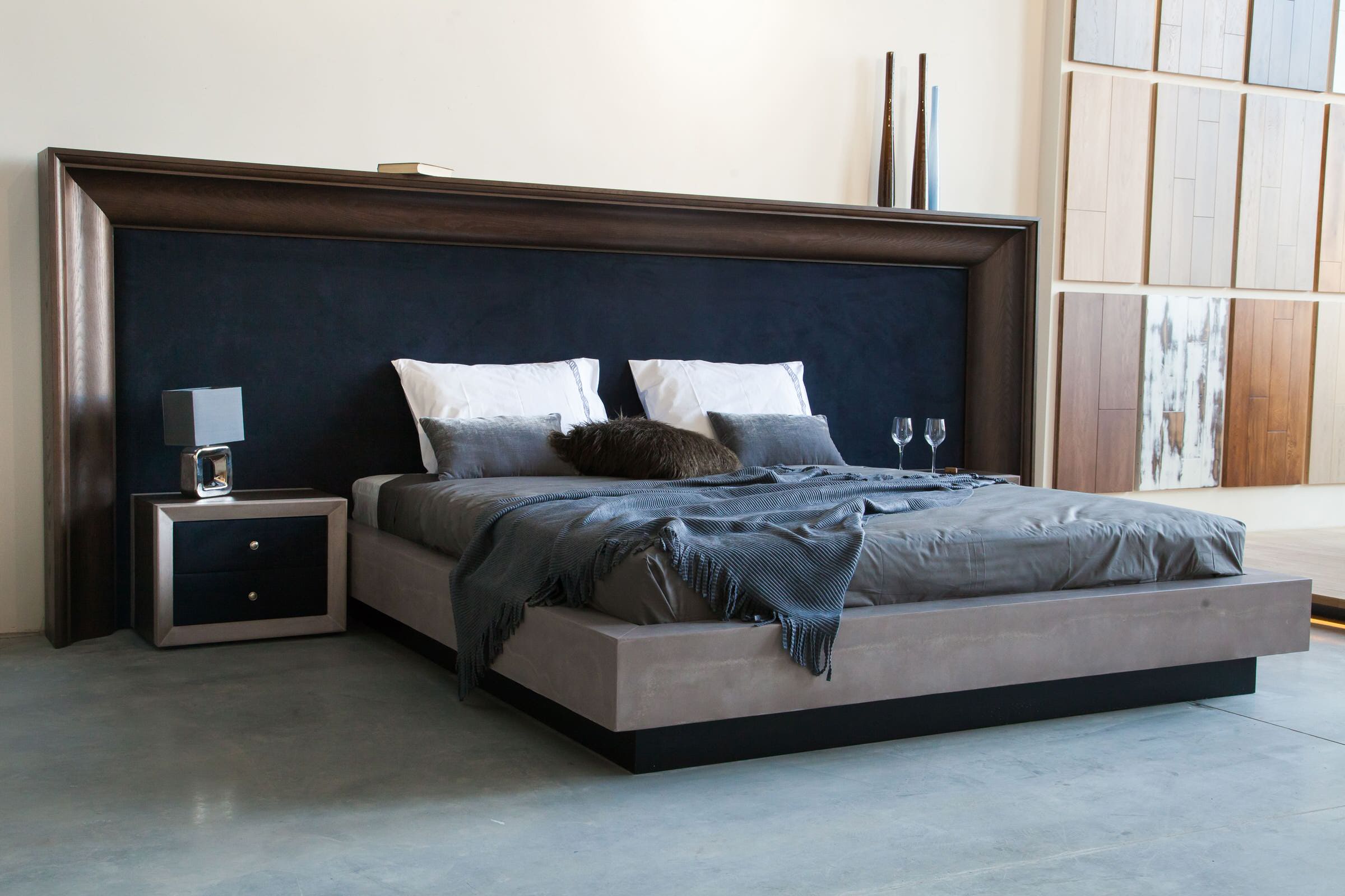 Кровать с изголовьем и основанием из литого бетона.