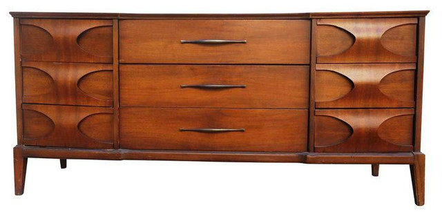 Broyhill Brasilia Inspired 9-Drawer Dresser