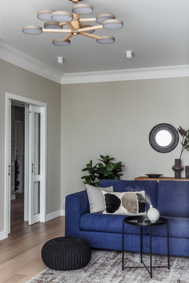 Foto de salón cerrado contemporáneo de tamaño medio sin chimenea con paredes verdes, suelo de madera en tonos medios, televisor colgado en la pared, suelo beige y papel pintado