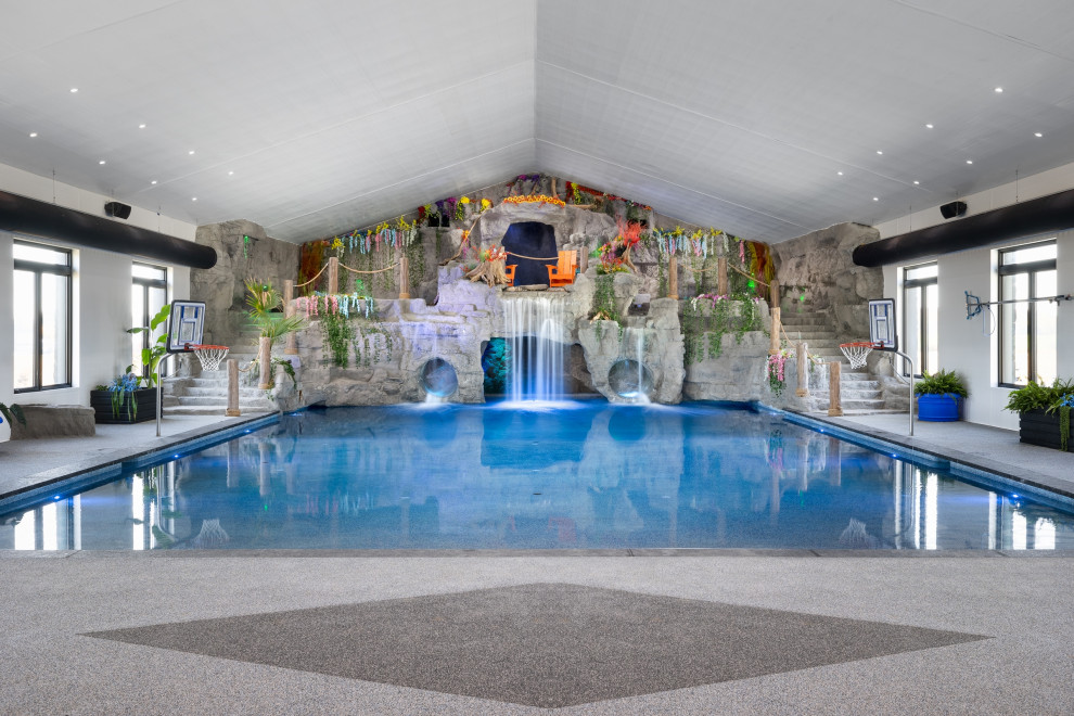 Großer Rustikaler Indoor-Pool in rechteckiger Form mit Wasserrutsche und Dielen in Toronto